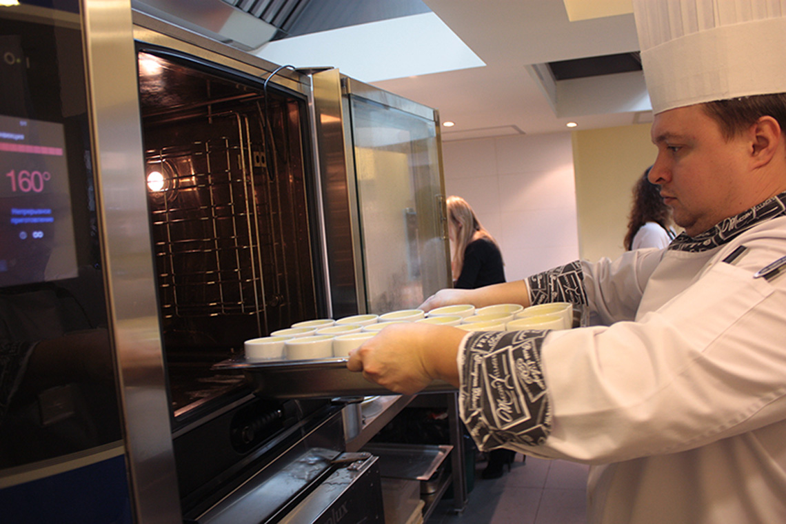 Cooking of creme brulee. Course "French Regional Cuisine". Сooking school "My Odessa Cuisine".