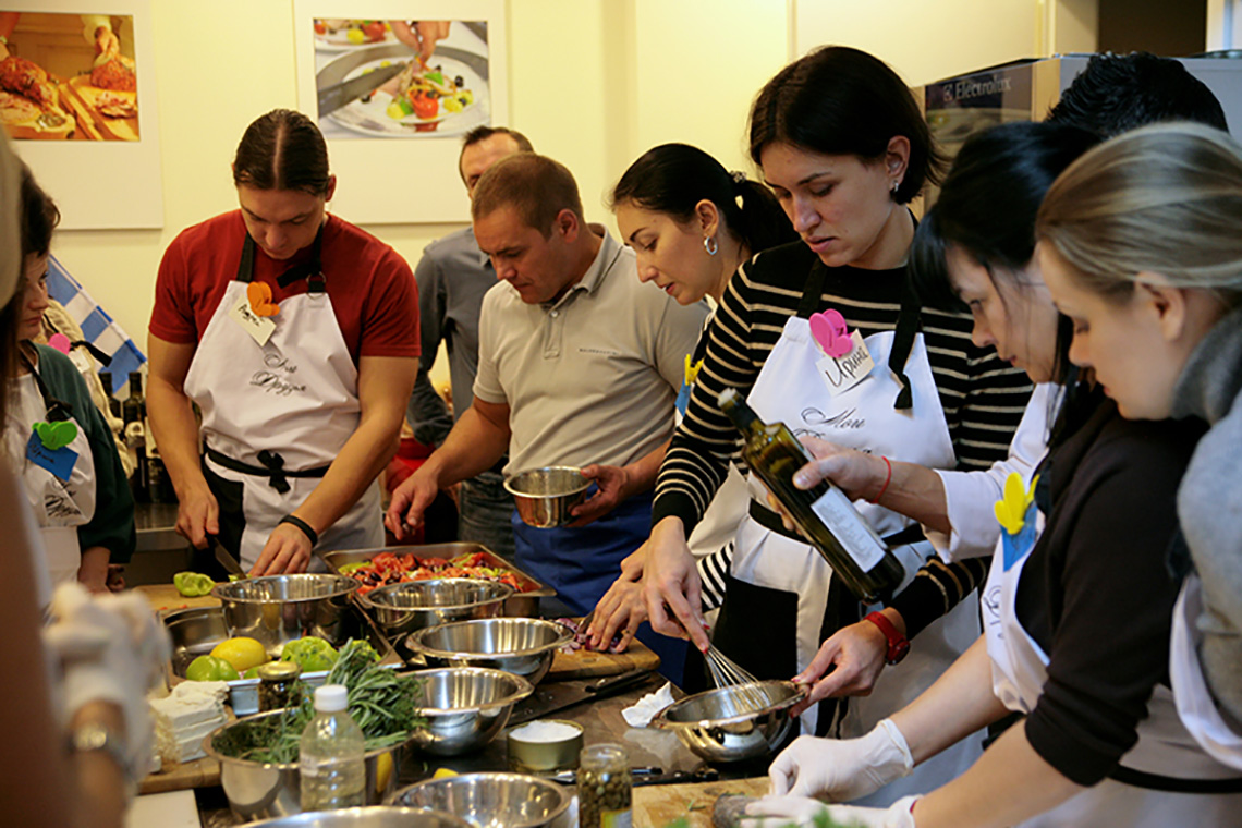How to cook Croatian salad. Olive oil tasting during lesson "Greek Сuisine". Cooking classes in Ukraine.