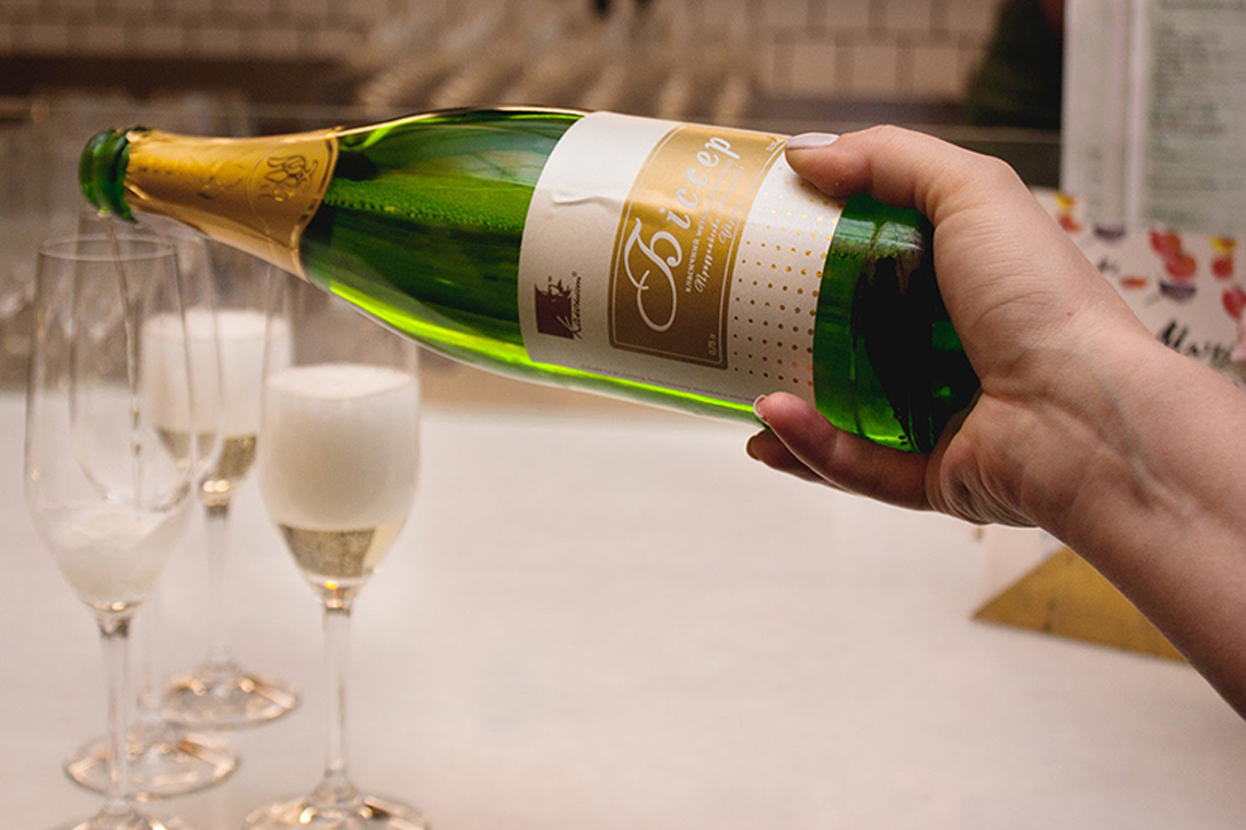 White wine. Lesson "Like Local" at Kotelok. Cooking class in “My Friends” cooking school.