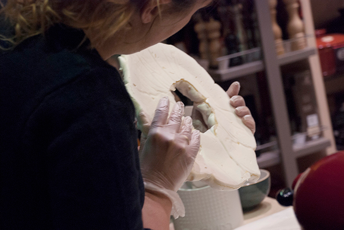 Christmas Dessert Pavlova Wreath. Cooking class in “My Friends” cooking school.