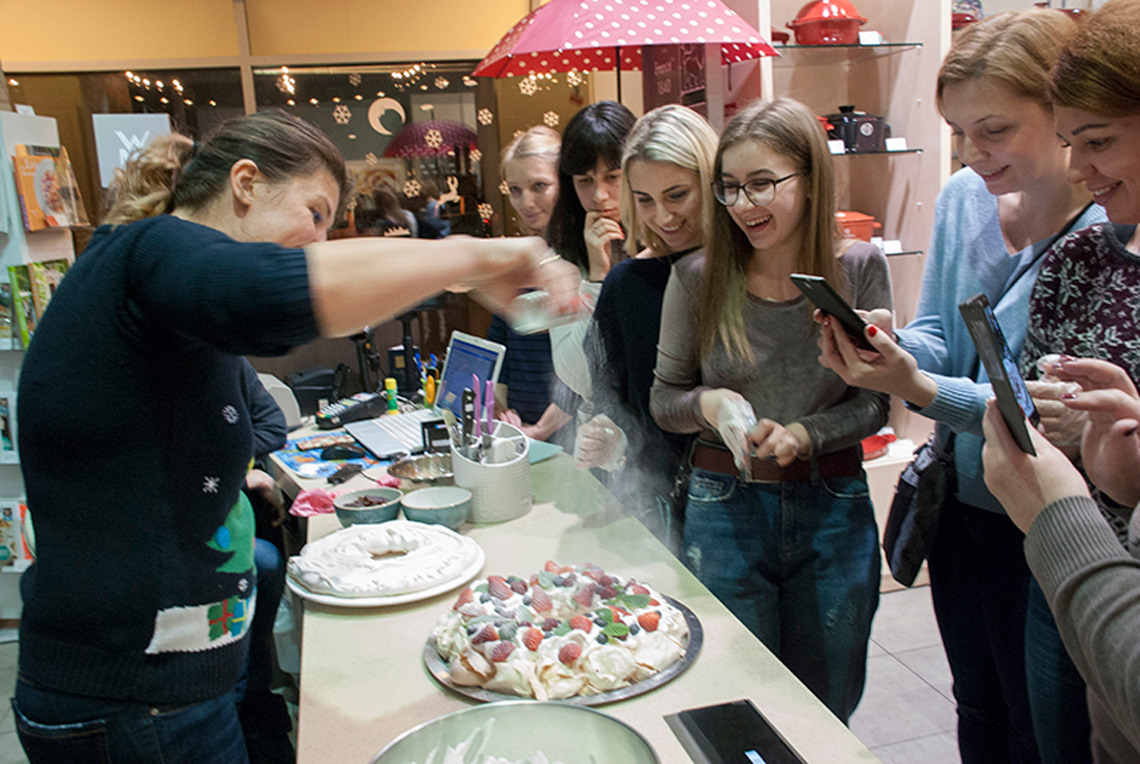 Powdered sugar. Christmas Dessert Pavlova Wreath. Cooking class in “My Friends” cooking school.
