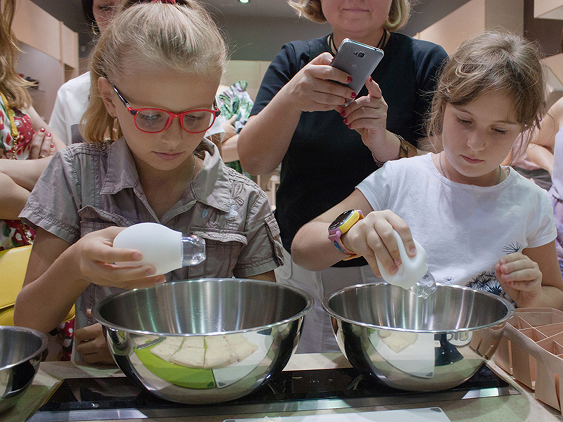 Cooking with kids at Promenu. Cooking class in “My Friends” cooking school.