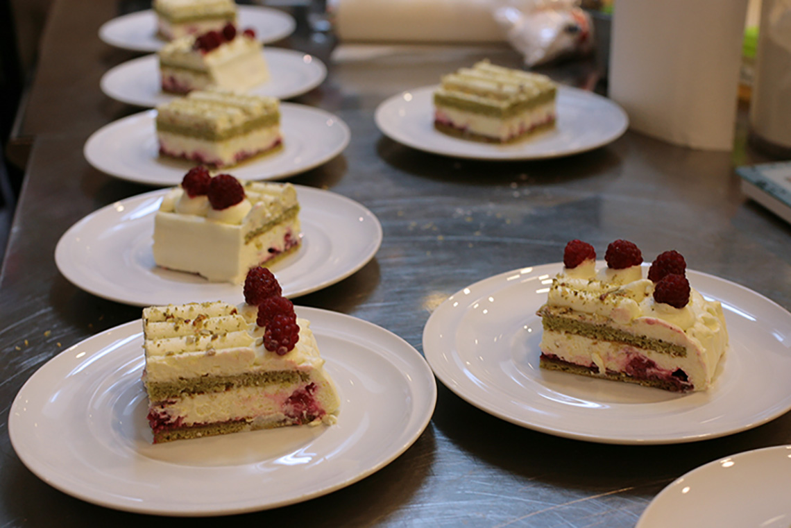 Food plating. Pastry lessons "Sweet Secrets 2". Cooking school in Ukraine.