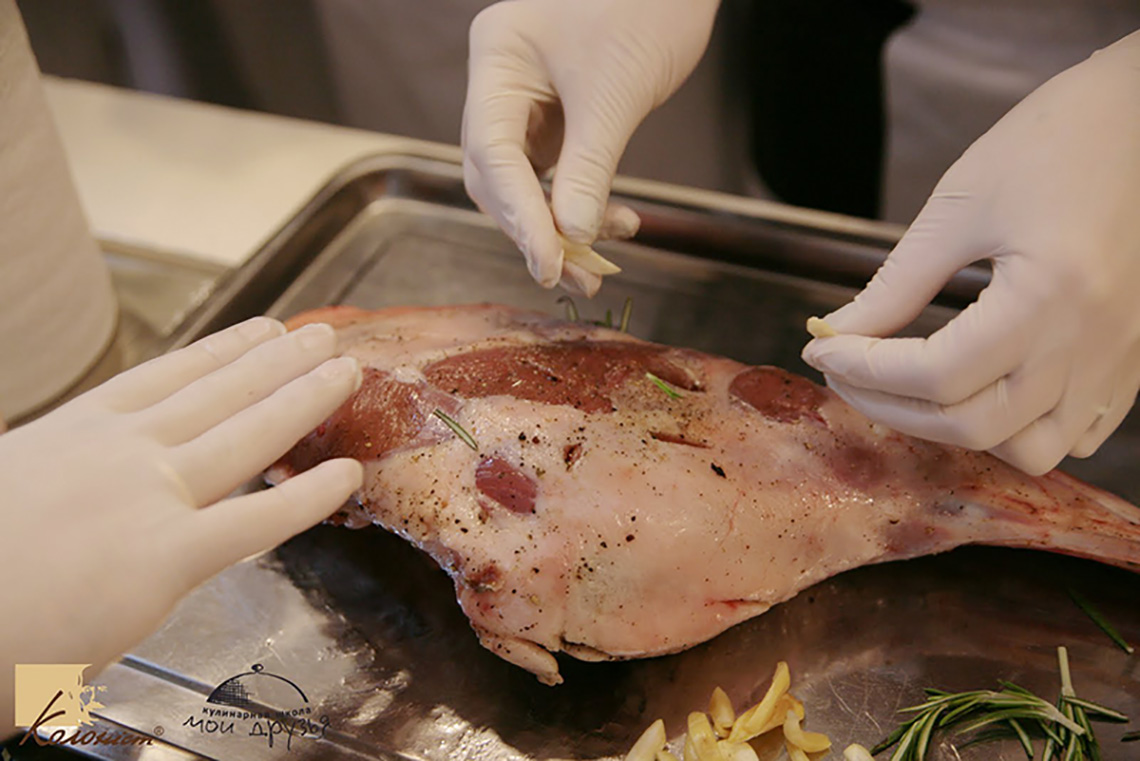 Meat. Lesson “Sunday Roast”. Cooking class at “My Friends” cooking school in Odessa.