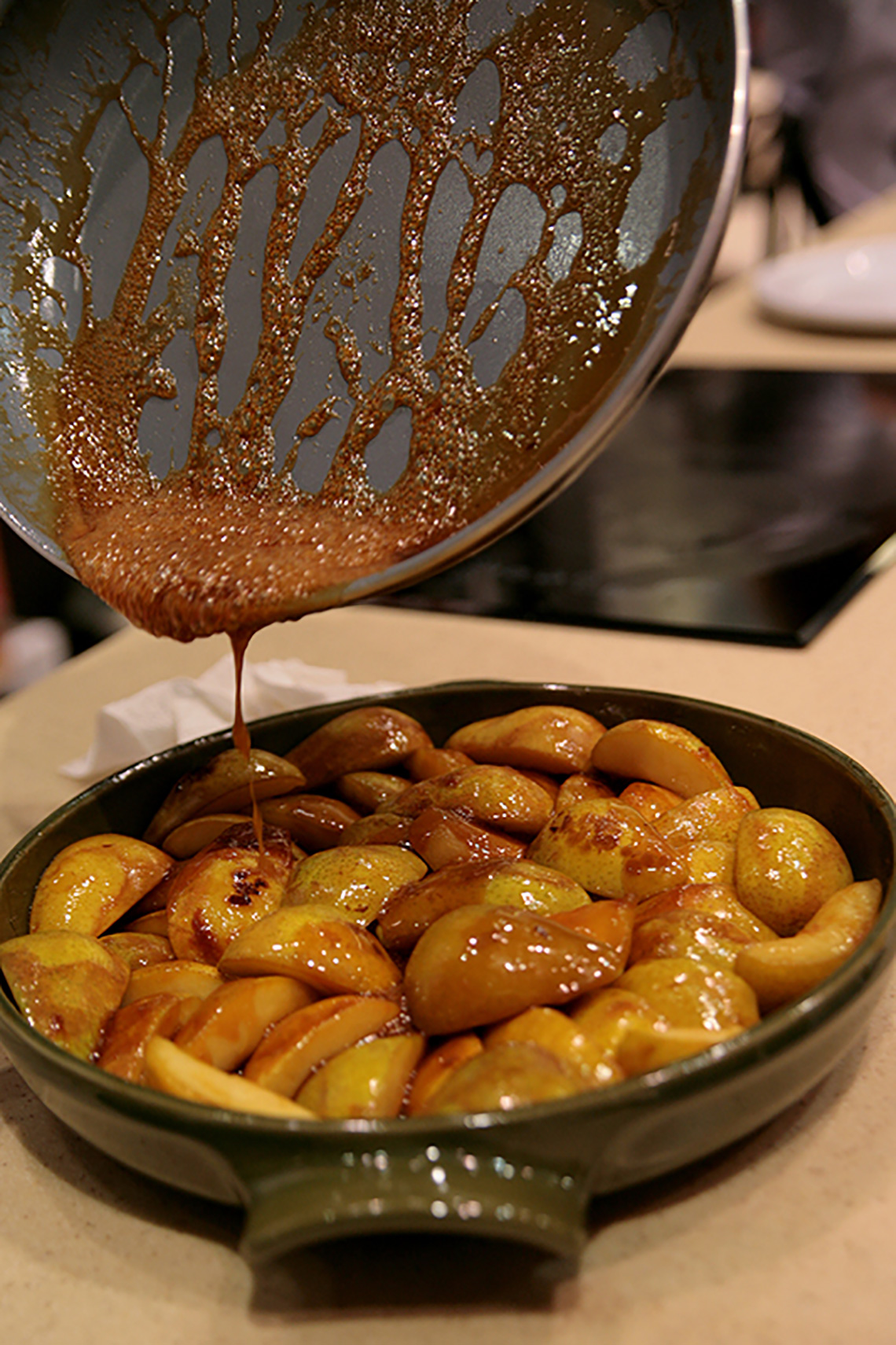 How to caramelize pears. Emile Henry set. Cooking classes in Ukraine.