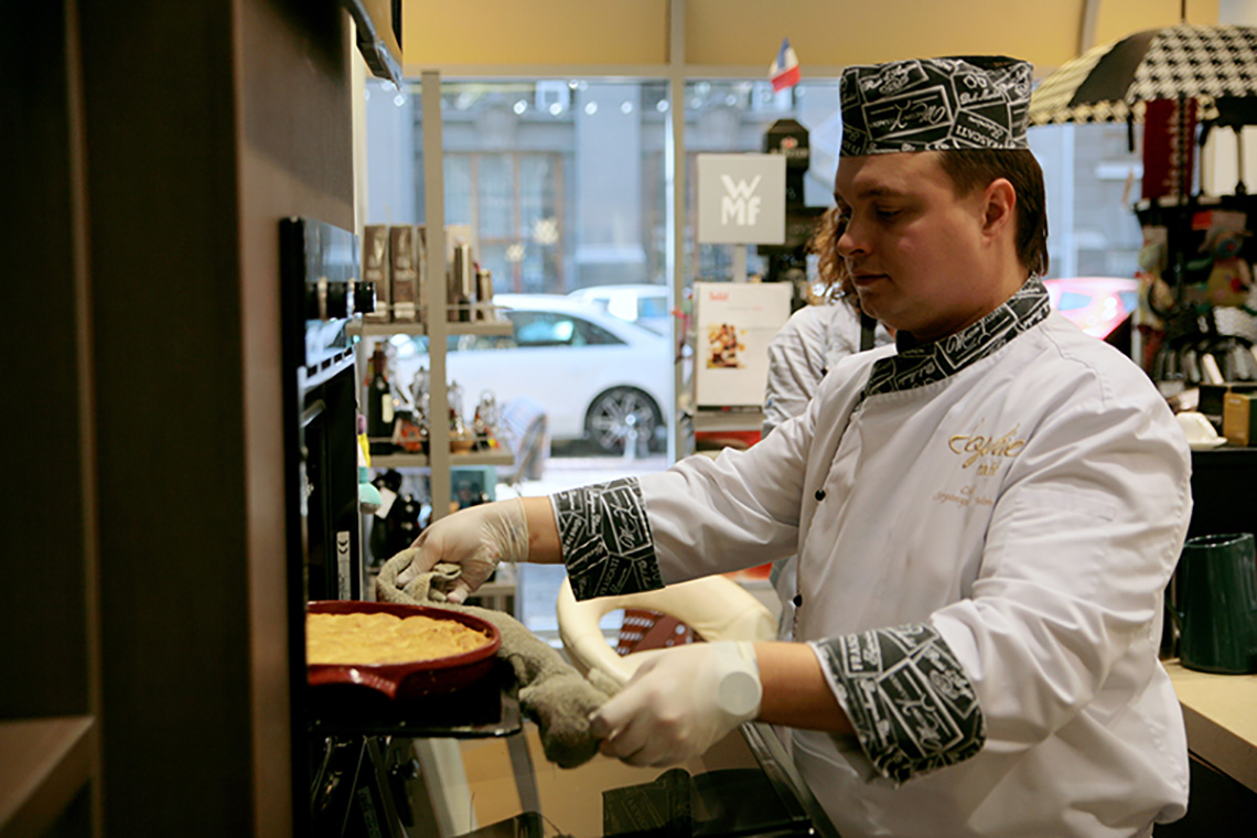How to cook Pear and Roquefort tart Tatin in Emile Henry set. Cooking classes in Ukraine.