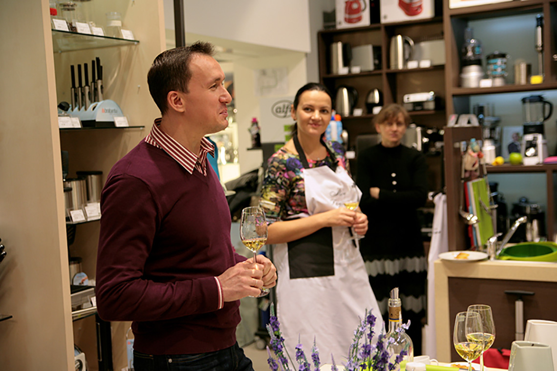 Sommelier Vidoborenko. Pear and Roquefort tart Tatin cooked in Emile Henry set. Cooking classes in Ukraine.