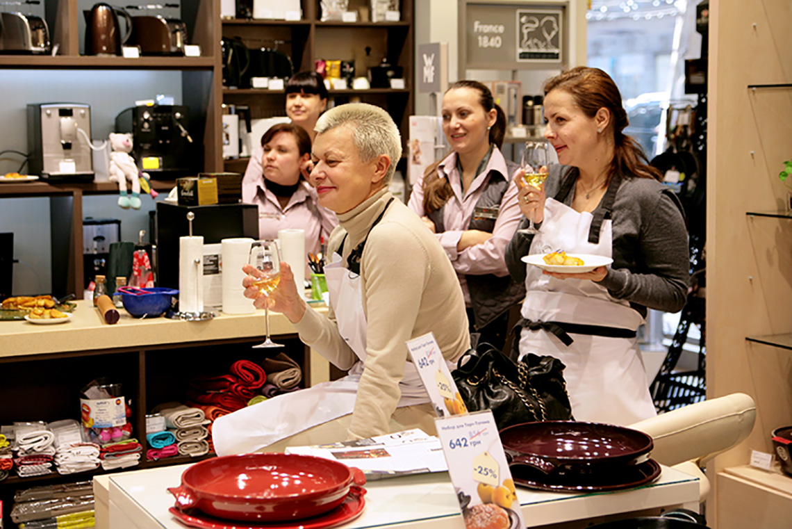 Degustation. Pear and Roquefort tart Tatin cooked in Emile Henry set. Cooking classes in Ukraine.