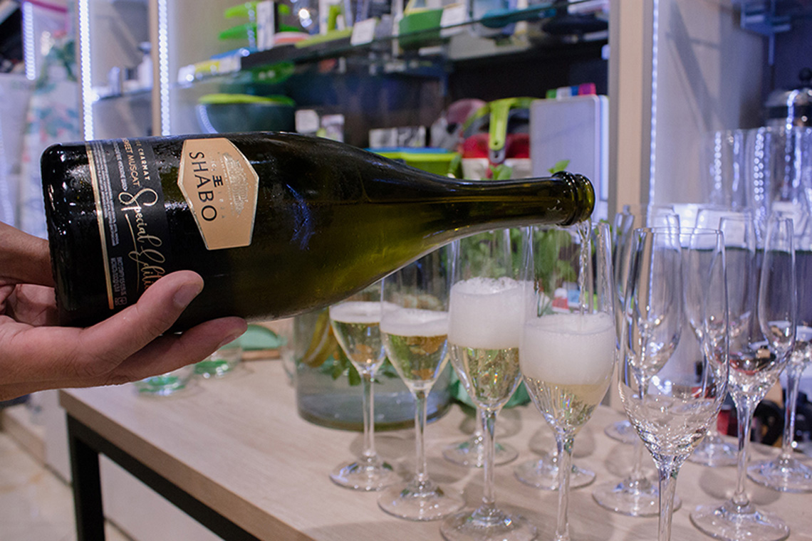 White wine. How to cook Belgian waffles. Сooking class with chef in Odessa