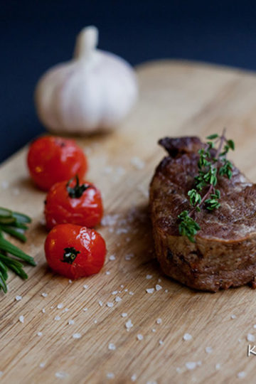 Veal medallions with cherry sauce. Recipes and tips for easy cooking.