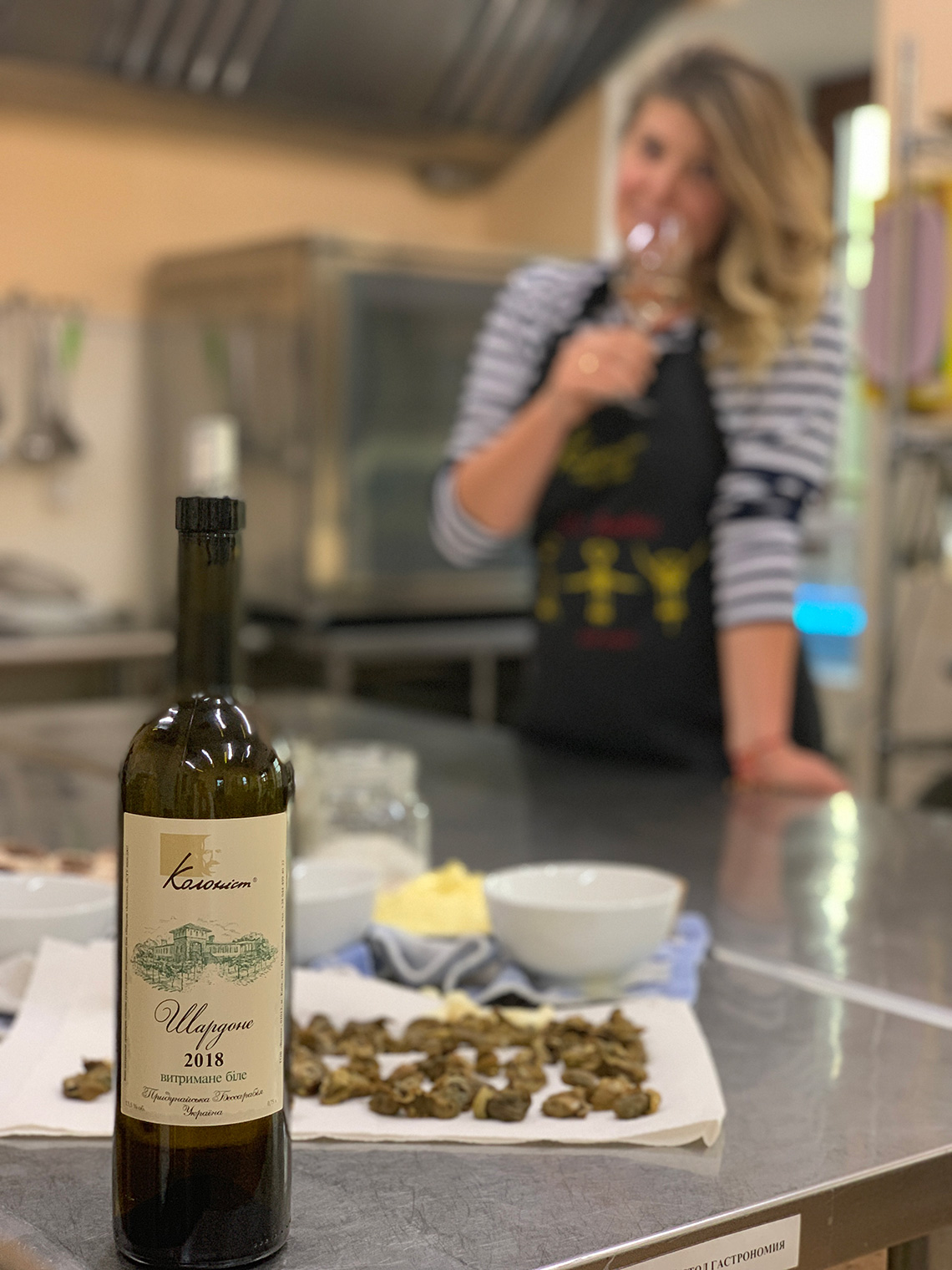 Food blogger Maria Kalenskaya on the set of the program Facts ICTV at the Kolonist winery