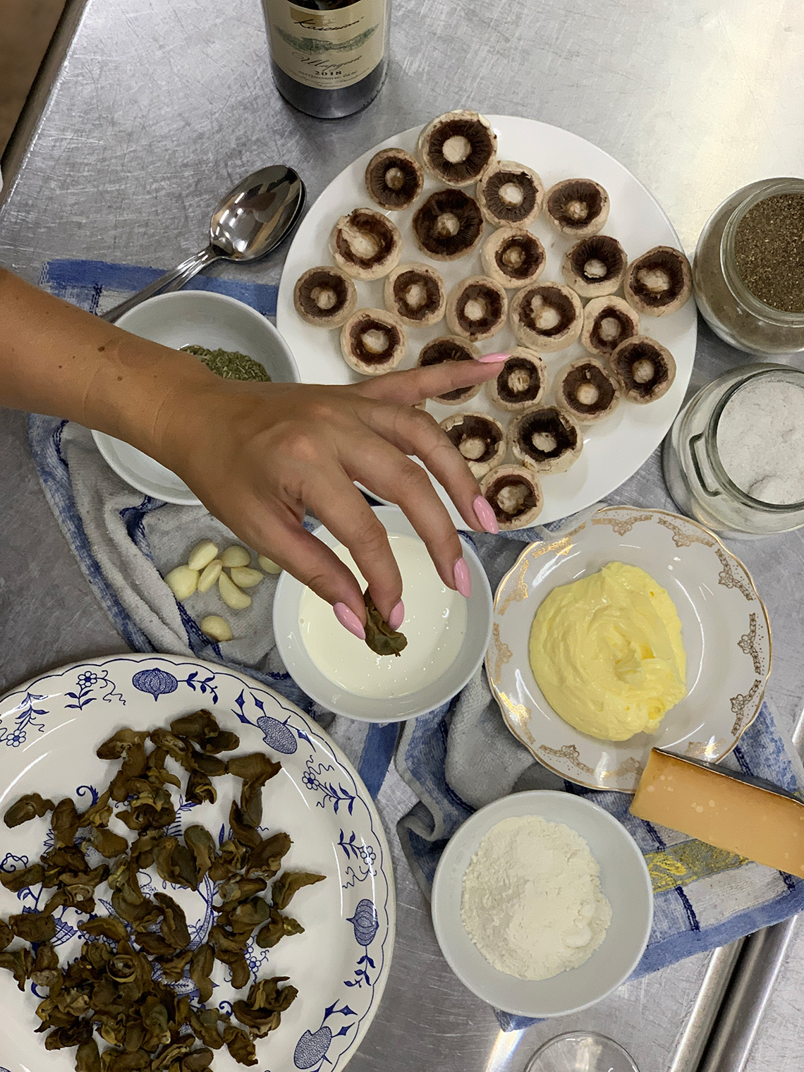 Cooking wild snails from the vineyards of the Kolonist winery